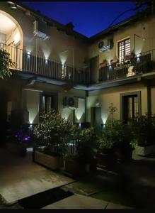 a building with a courtyard at night at Leo&Franci Loft in Legnano