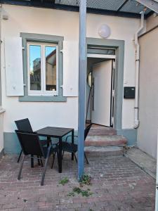 a patio with a table and chairs in front of a building at Gemütliche Stadtwohnung im Zentrum in Weinheim