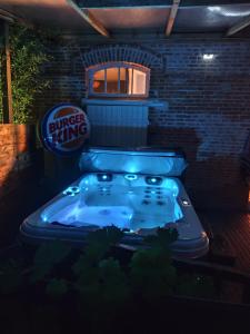 a hot tub in a room with a burger king sign at Au Clairon in Lamotte-Beuvron