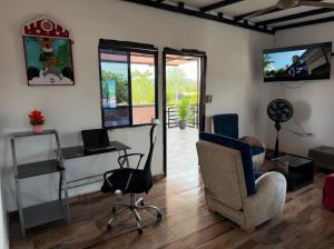 a living room with a desk and a chair at Diamante 38 in La Dorada