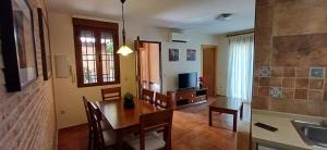 a kitchen and dining room with a table and a television at Toledo Magico in Toledo