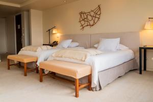 two beds in a room with at Hotel Patagonico in Puerto Varas