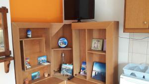 TV a/nebo společenská místnost v ubytování Orange Fodele