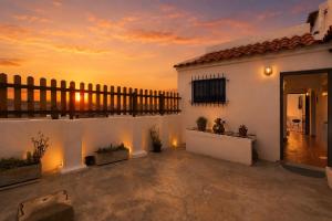 a villa with a view of the ocean at sunset at Casa sol e mar in Colares