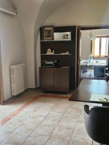an empty room with a desk and a table with a chair at Numa Living in Rapone