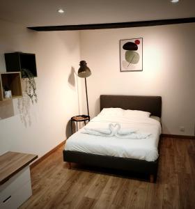 a bedroom with a bed with two swans on it at Studio cosy centre ville in Besançon