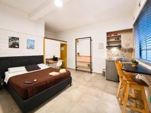 a bedroom with a bed and a desk at La Gruta Coliving in Medellín