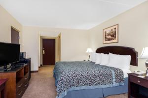 Days Inn by Wyndham Indianapolis Northeast客房内的一张或多张床位