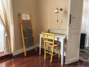 a room with a desk and a chair and a table at Donde Conchita, cerca del aeropuerto norte in Las Lagunas