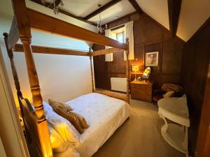 a bedroom with a bunk bed and a desk at Braunston Manor Cottage in Braunston +25 photos