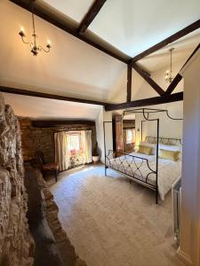 a bedroom with a bed in a room at Braunston Manor Cottage in Braunston