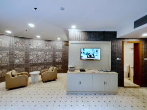 a waiting room with a tv on a wall at Basra Touristic Hotel in Al Başrah