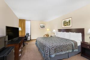 Days Inn by Wyndham Indianapolis Northeast的电视和/或娱乐中心