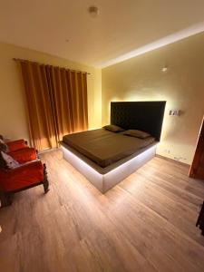 a bedroom with a large bed in a room at Himalayan Whisper in Kulu