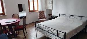 a bedroom with a bed and a table and chairs at Casa del Sole 2 artenatura in Pergola