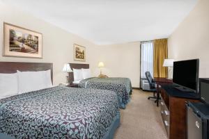Days Inn by Wyndham Indianapolis Northeast的电视和/或娱乐中心
