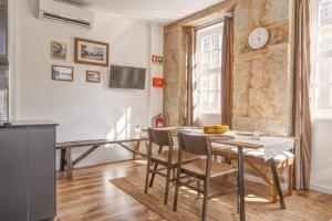 a kitchen and dining room with a table and chairs at Elegant City House Moderno no Centro da Cidade in Chaves