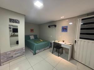 a small bedroom with a bed and a desk at Flat 1778 N2 Orla Petrolina in Petrolina