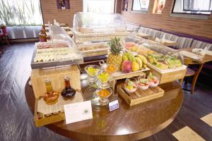 a table with a buffet of food and drinks at Mercure Bogota BH Zona Financiera in Bogotá +26 photos