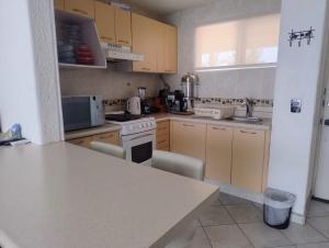 a kitchen with a counter and a stove top oven at Acapulco Diamante - Playa Princess & GNP Arena in Acapulco