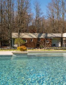 a house with a pool of water in front of it at Del arroyo Tandil in Tandil