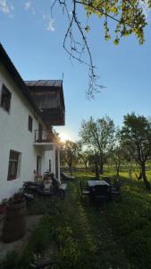 a house with a table and chairs in the yard at Kulla e Vjetër ,Vermosh in Vermosh