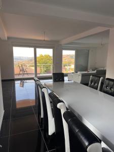 a conference room with a long table and chairs at Villa Pazar na dlanu in Novi Pazar