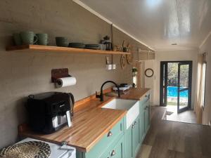 a kitchen with a sink and a counter at Casa Colibrì Mendiolaza in Villa Allende