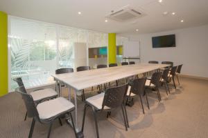 a conference room with a large table and chairs at bh Barranquilla in Barranquilla