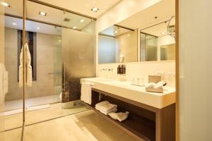 EK Hotel By Preferred Hotels Group पर एक बाथरूम