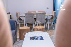 sala konferencyjna ze stołem i krzesłami w obiekcie Chic'Appart  +26 zdjęć