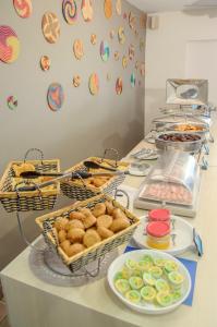 un buffet con molti tipi diversi di cibo su un tavolo di Hotel Be La Sierra a Santa Marta