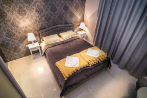 um quarto com uma cama com duas almofadas em Nusha Apartments em Belgrado