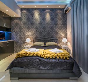 um quarto com uma cama grande num quarto em Nusha Apartments em Belgrado
