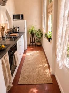 a kitchen with a counter and a refrigerator at Fontaine Studio Appartement in Ribérac