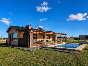 a small house with a swimming pool in the yard at Quintasdeconde in San Miguel del Monte