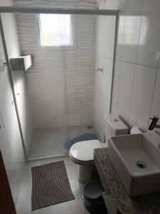 a bathroom with a shower and a toilet and a sink at Morada do Mazza in Boituva +5 photos