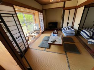 an overhead view of a room with a couch and a table at Hillshouse2はなれ in Tokoname