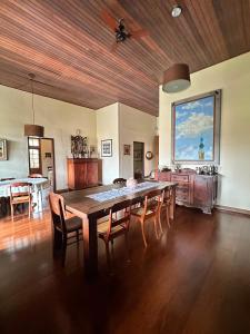 a dining room with a wooden table and chairs at Hospedaria do Guata in Tibagi