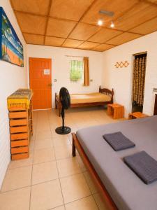 a bedroom with a bed and a desk in a room at Bananoz Surfhouse in Transito