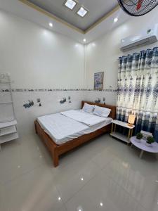 a bedroom with a bed and a bath room at Phú Hiệp Hotel in Thanh Xuân +12 photos