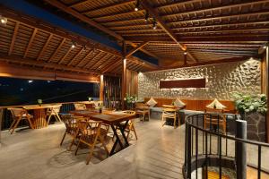 a restaurant with tables and chairs and a bar at Kankhara Villas Sidemen in Sidemen