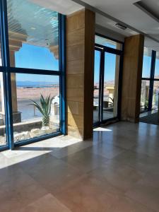 a room with a view of the desert through windows at سما حقل للشقق المخدومه in Al Humaizah