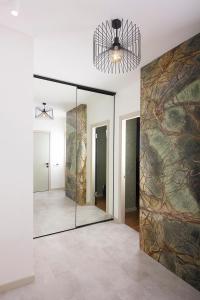 キーウにあるGreen Stoneの壁画の鏡