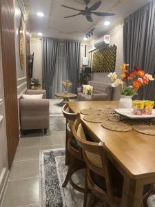 a living room with a table and some chairs at Yueeda Homestay in Jertih