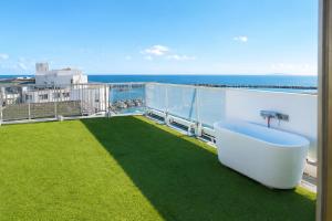 a bath tub sitting on top of a balcony at Small Resort 志摩 in Shima
