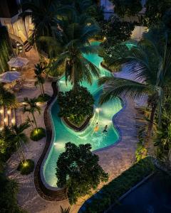 an overhead view of a swimming pool with palm trees at Hotel Vellita Siem reap in Siem Reap