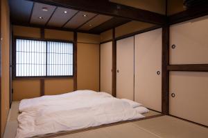 a room with a bed in a room with a window at Temple Stay KAN 観 in Yokosuka