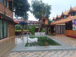 a pool of water in the middle of a courtyard at Tai Asean House in Ban Kham Kling