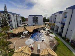 an overhead view of a swimming pool in a building at Luxus Duplex 102m2 Vista Mar - Vilas do Atlântico in Lauro de Freitas